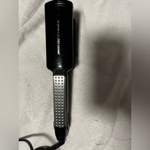 Hair straightener ceramic it can go up to 455 degrees